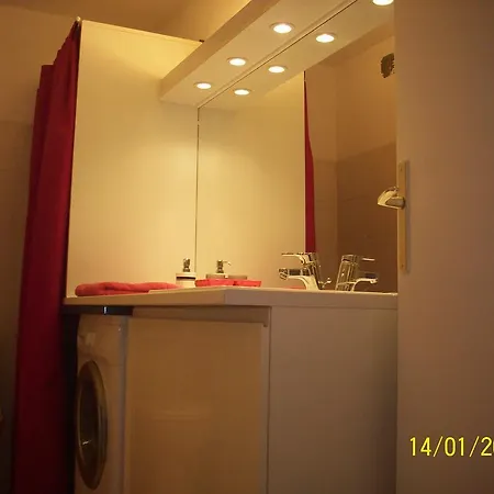 Fushia Apartament *